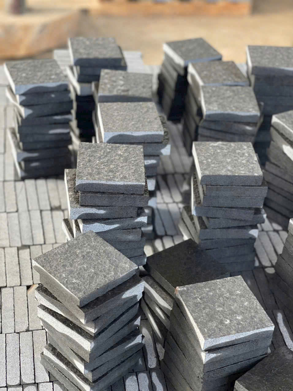 Đá cubic xanh đen băm mặt 10x10x5cm(3cm) 55